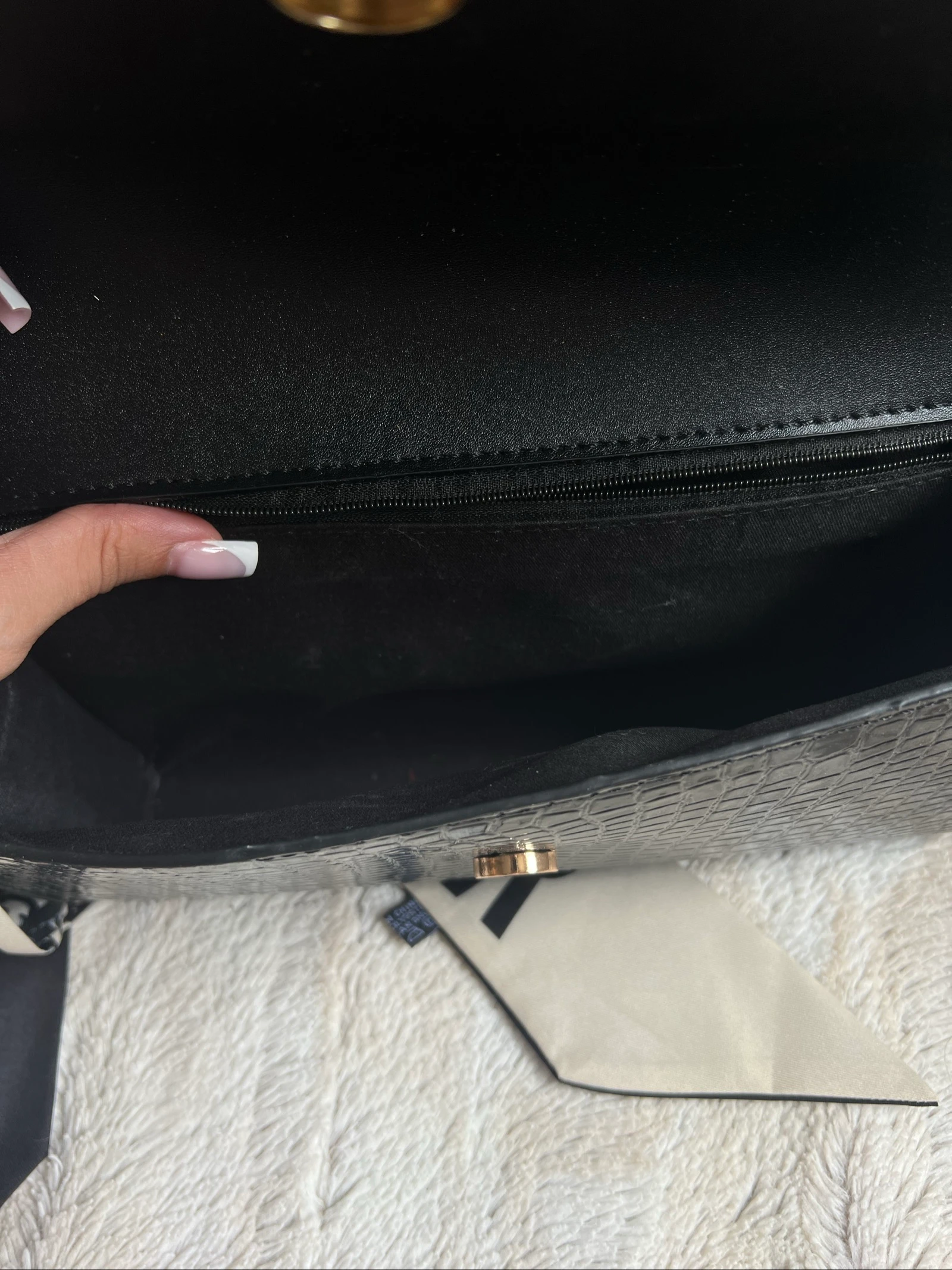Bolso baguette negro efecto cocodrilo + twilly negro y crudo – Muy buen estado – photo 4